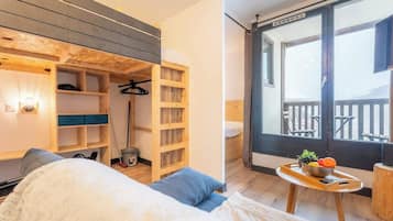 1 dormitorio, tabla de planchar con plancha, cuna de viaje y wifi