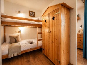 1 dormitorio, tabla de planchar con plancha, ropa de cama