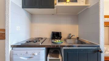 Een koelkast, een microgolfoven, een kookplaat, een vaatwasser