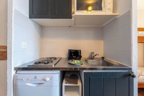 Frigorífico, microondas, placa de cocina y lavavajillas