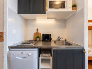 Frigorífico, microondas, placa de cocina y lavavajillas