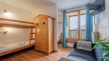 1 slaapkamer, een strijkplank/strijkijzer, wifi, beddengoed