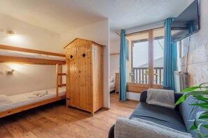 1 dormitorio, tabla de planchar con plancha, wifi y ropa de cama