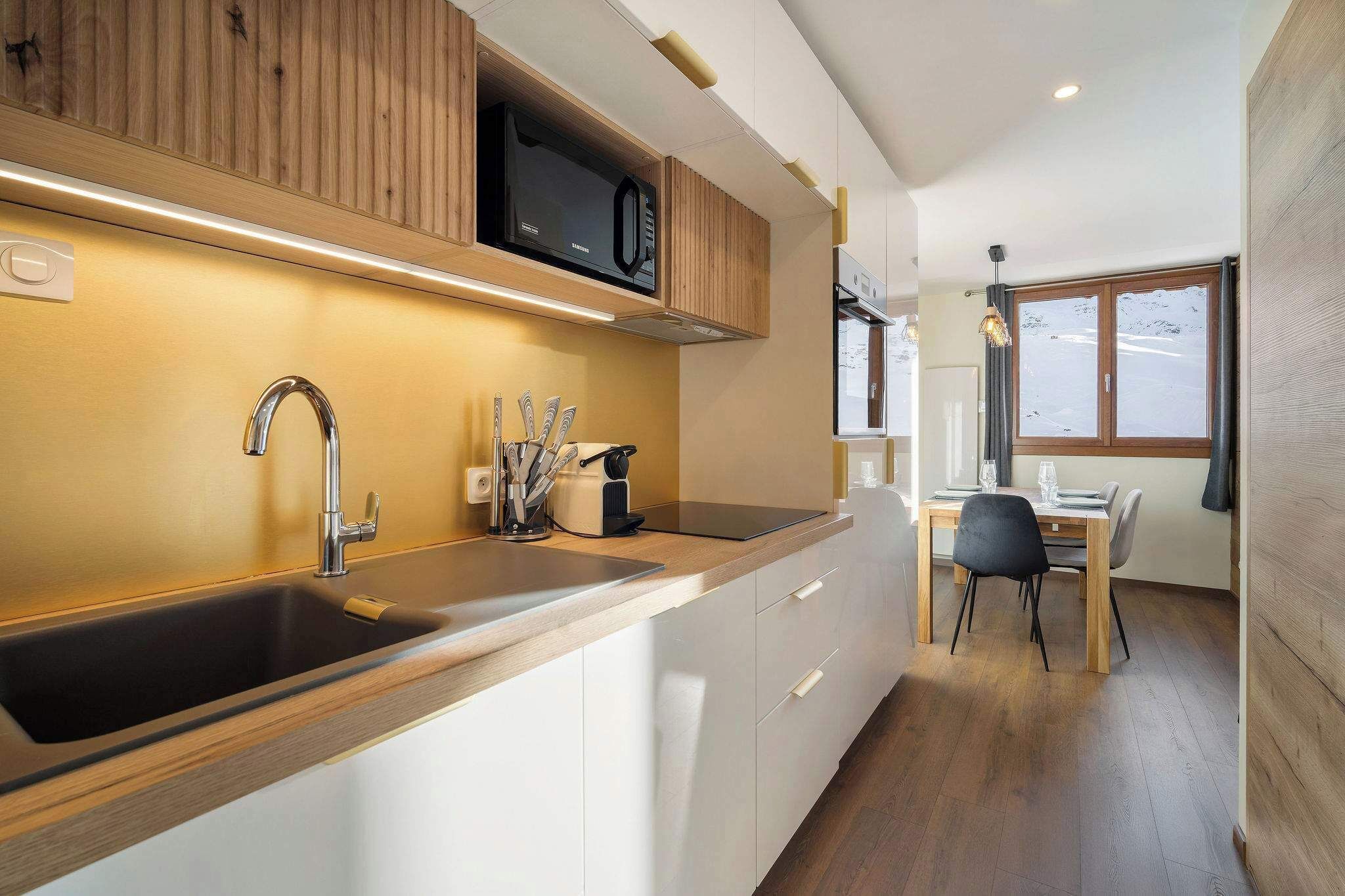 Een koelkast, een microgolfoven, een oven, een vaatwasser