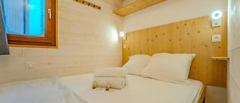 1 habitación, tabla de planchar con plancha, cuna de viaje y wifi