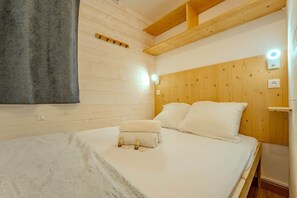 1 habitación, tabla de planchar con plancha, cuna de viaje y wifi 