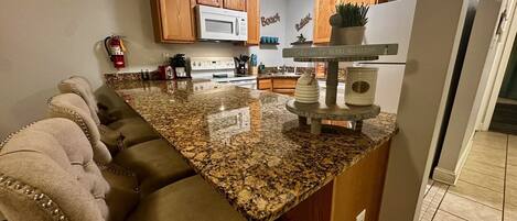 Kylskåp, mikrovågsugn, ugn och spishäll