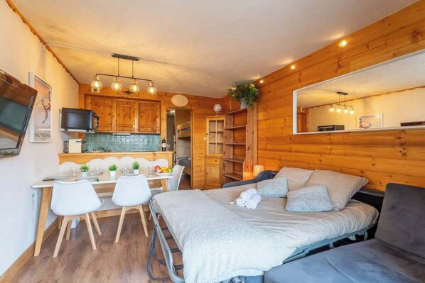 1 bedroom, travel cot, WiFi, bed sheets