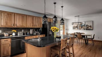 Een koelkast, een magnetron, een oven, een kookplaat