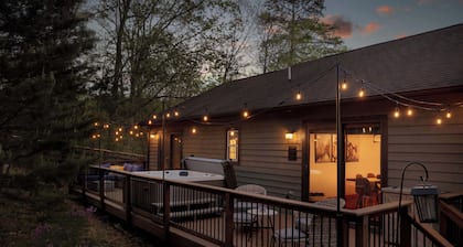 The Cozy Bear Cabin | Hot Tub, Fenced Yard, Games