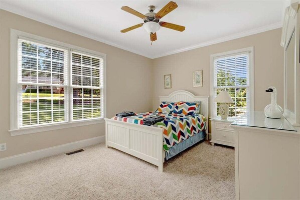 5 bedrooms, free WiFi, bed sheets