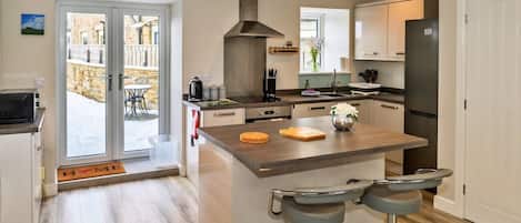 Fridge, microwave, oven, coffee/tea maker