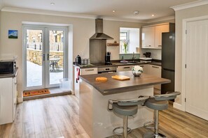 Fridge, microwave, oven, coffee/tea maker