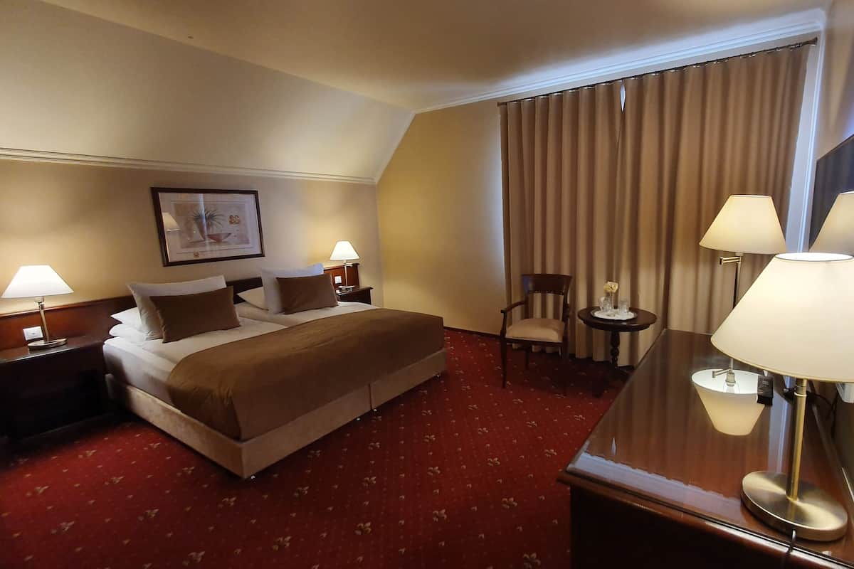 Hypo-allergenic bedding, Select Comfort beds, minibar, desk