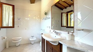 Dusche, Haartrockner, Bidet, Handtücher