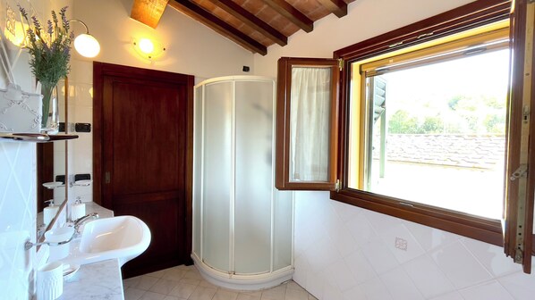 Dusche, Haartrockner, Bidet, Handtücher