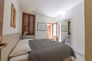 2 bedrooms, in-room safe, iron/ironing board, free WiFi