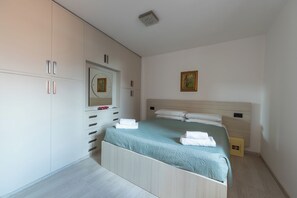 2 chambres, coffres-forts dans les chambres, fer et planche à repasser