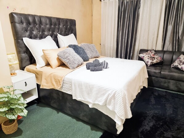 4 bedrooms, iron/ironing board, WiFi - Home in charming Harare with WiFi, AC , Smart TV and more. Enjoy your stay (Harare)