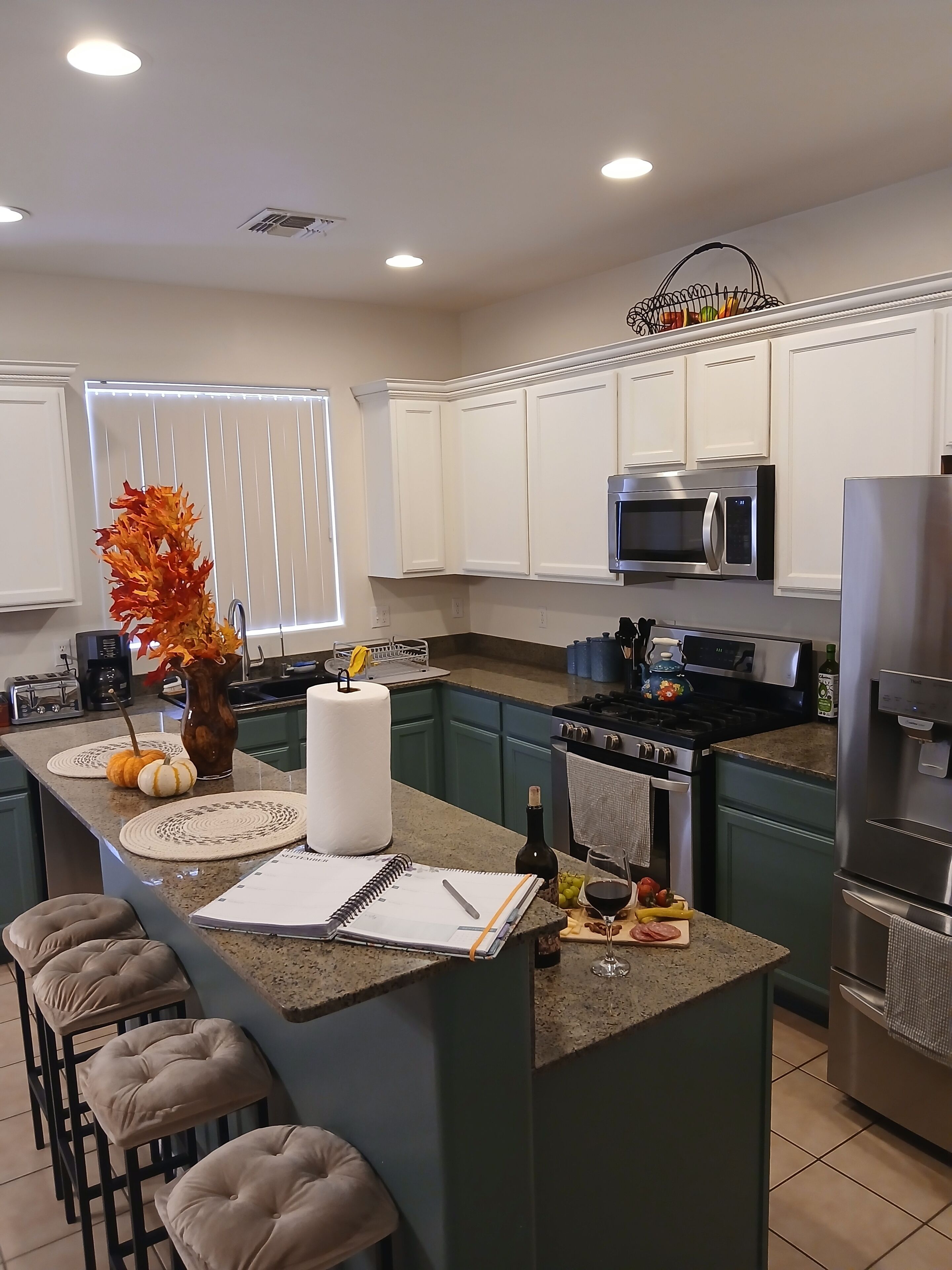 Réfrigérateur, four à micro-ondes, un four, surface de cuisson