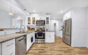 Fridge, microwave, oven, stovetop - IMG, Bradenton Beach, Anna Maria, Siesta Key Beach Beautiful & Centrally Located (Sarasota)