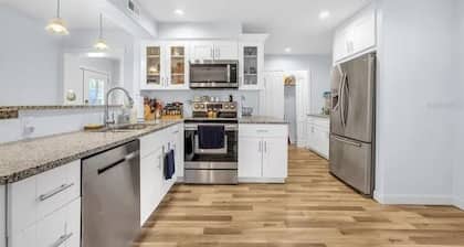 IMG, Bradenton Beach, Anna Maria, Siesta Key Beach Beautiful & Centrally Located