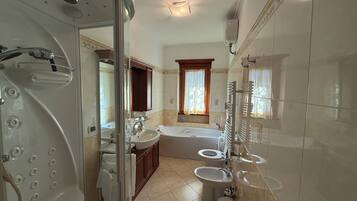 Doccia, vasca idromassaggio, asciugacapelli, bidet