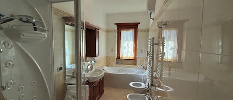 Douche, baignoire à remous, séchoir à cheveux, bidet