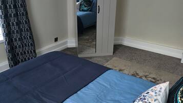 1 habitación, tabla de planchar con plancha, cuna de viaje y wifi