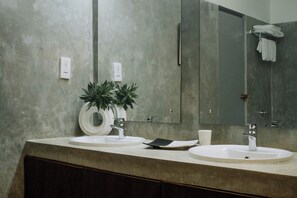 Deluxe Villa | Bathroom | Hair dryer, bathrobes, towels, soap - Ranna Beach House (Kahandamodara)