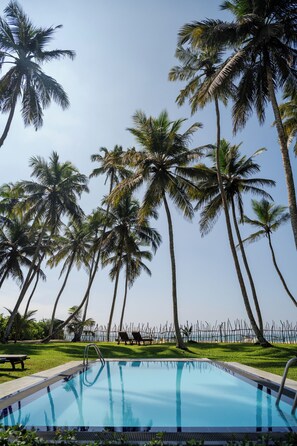Outdoor pool - Ranna Beach House (Kahandamodara)