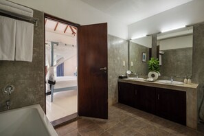 Deluxe Villa | Bathroom | Hair dryer, bathrobes, towels, soap - Ranna Beach House (Kahandamodara)