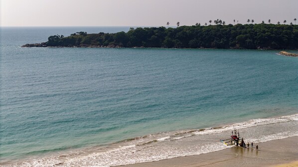 Pantai di sekitar