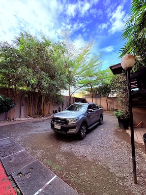 Property grounds - Lakefront Getaway, Taal Volcano Views. Perfect for Relaxation & Adventure! (Talisay)