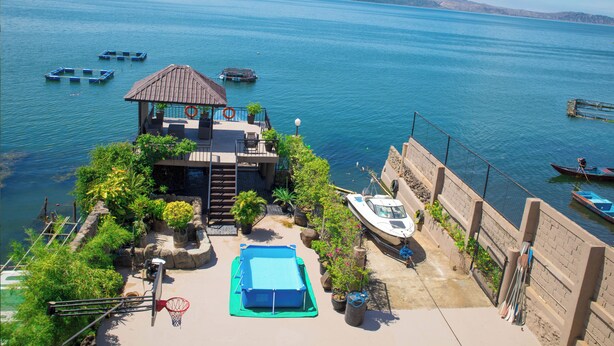 Una proprietà sul lungomare con piscina, gazebo e barche.