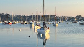 A marina with multiple boats docked. - Sous Le Phare (Louannec)