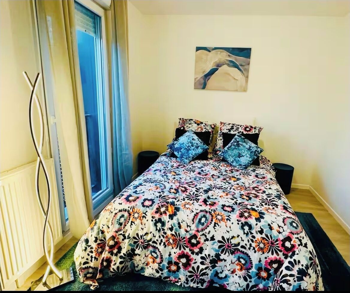 1 dormitorio, tabla de planchar con plancha, wifi y ropa de cama