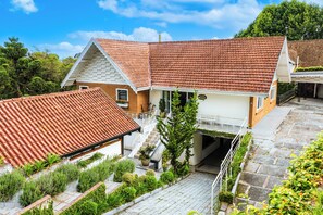 Property entrance - VELINN Pousada Flores do Capivari (Campos do Jordão)
