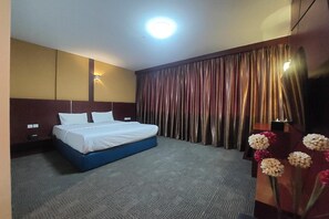 Family Room, 1 King Bed | In-room safe, desk, laptop workspace, blackout drapes - DMerlion Hotel Batam (Batam)