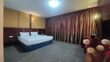 Deluxe family Suite | In-room safe, desk, laptop workspace, blackout curtains