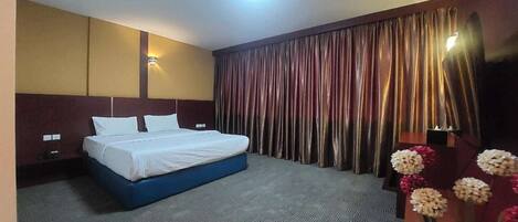 Familjerum | Värdeförvaringsskåp på rummet, skrivbord och arbetsyta för laptop