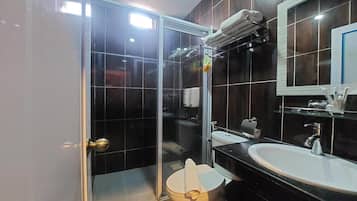 Superior Single Room, 1 Bedroom | Bathroom | Slippers, towels, soap, shampoo