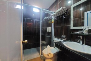 Superior Single Room, 1 Bedroom | Bathroom | Slippers, towels, soap, shampoo - DMerlion Hotel Batam (Batam)