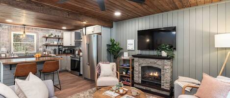 Een televisie en een open haard