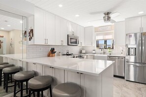 Réfrigérateur, micro-ondes, four, plaque de cuisson