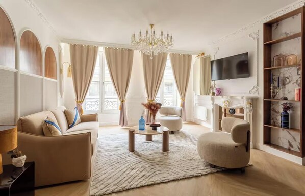 TV - AN AUTHENTIC PARISIAN STAY STEPS FROM THE LOUVRE AND OPÉRA GARNIER- 4 BEDROOMS (Paris)