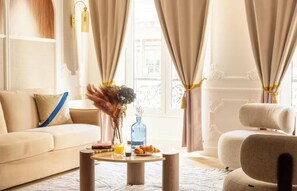 TV - AN AUTHENTIC PARISIAN STAY STEPS FROM THE LOUVRE AND OPÉRA GARNIER- 4 BEDROOMS (Paris)