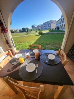 屋外ダイニングエリア