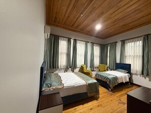 Deluxe driepersoonskamer, uitzicht op stad | 1 slaapkamer, luxe beddengoed, een minibar, een bureau