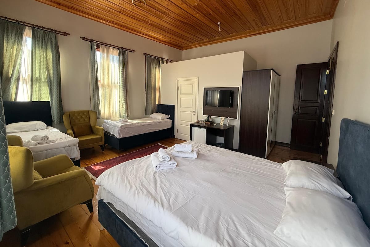 Habitación cuádruple clásica, varias camas | Ropa de cama de alta calidad, minibar y escritorio